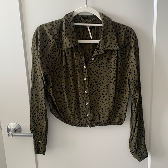 Free People Tops - Leopard Collared crop top